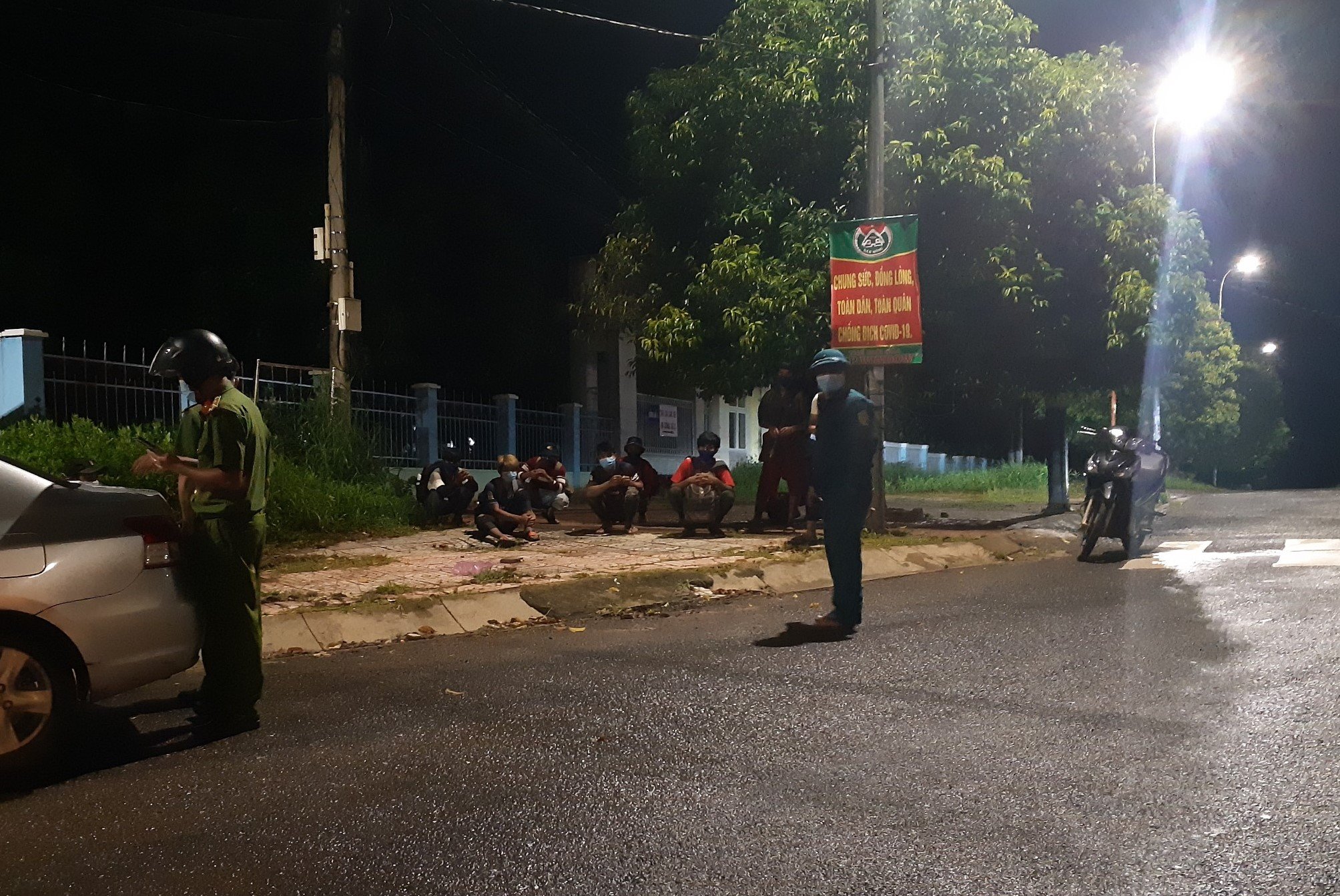 Huyện Lắk bố trí xe đón 10 công dân đi bộ từ Bình Dương về quê