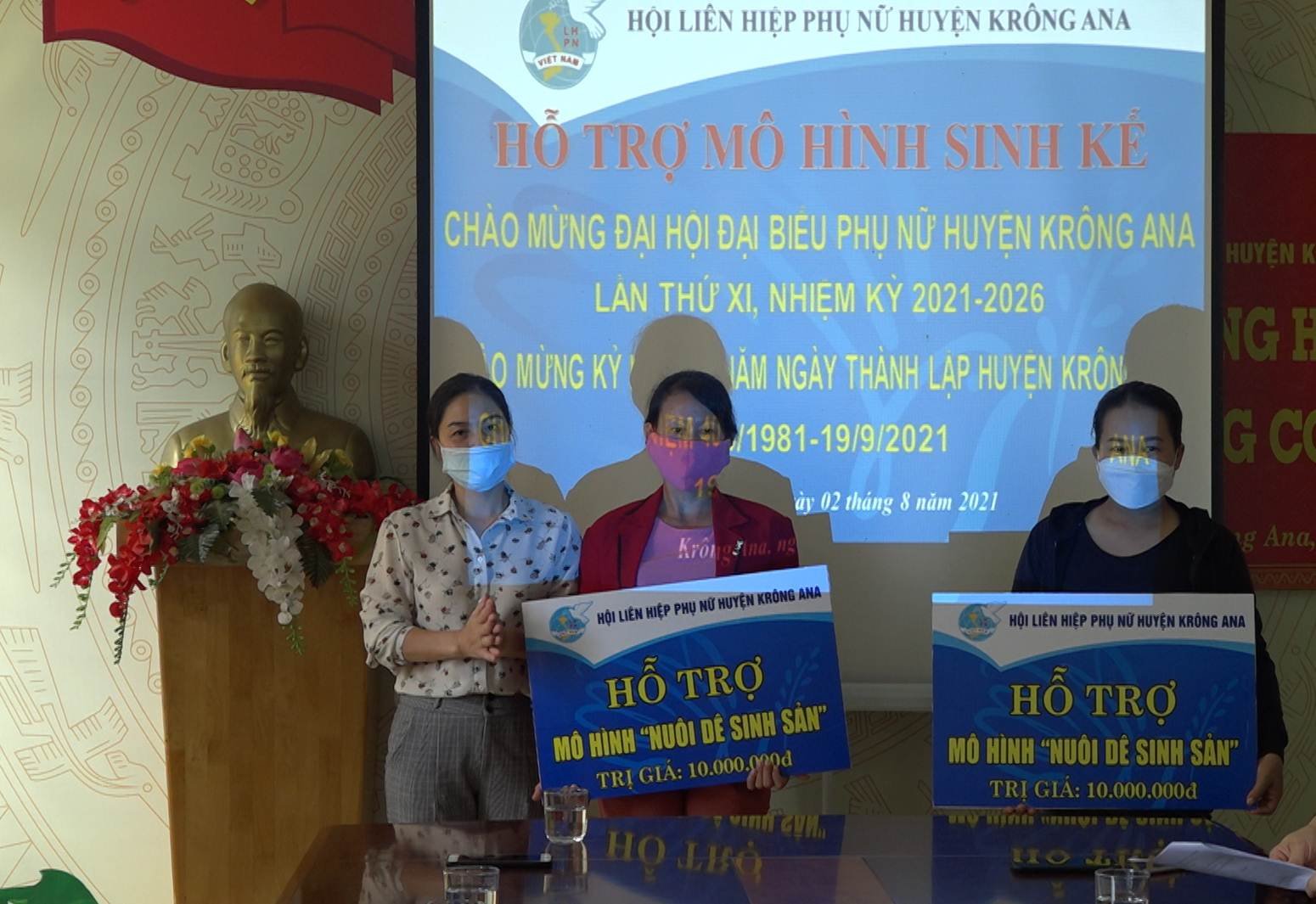 Trao vốn khởi nghiệp, khởi sự kinh doanh cho hội viên phụ nữ