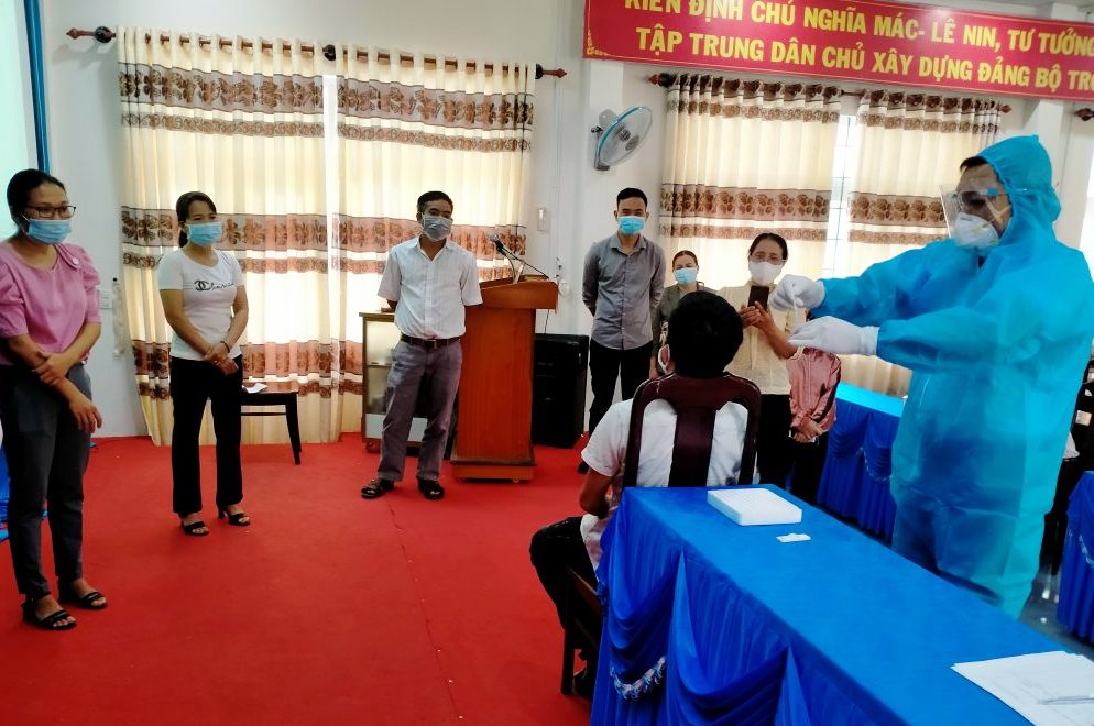 Tập huấn lấy mẫu, xét nghiệm test nhanh kháng nguyên và truy vết trong phòng, chống dịch COVID-19