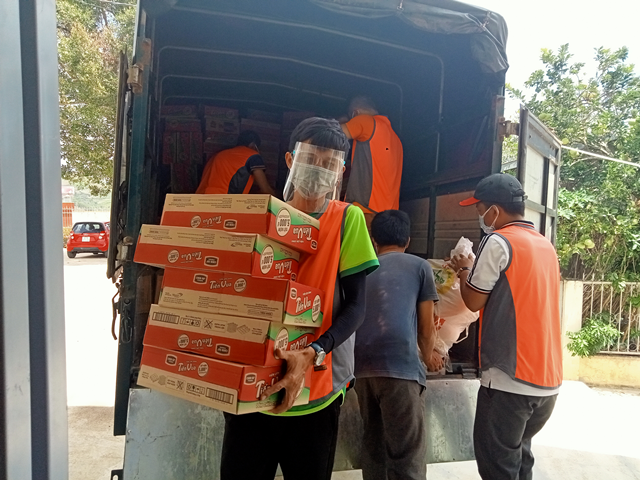 Tặng quà cho người dân nghèo trong thời gian bị phong toả