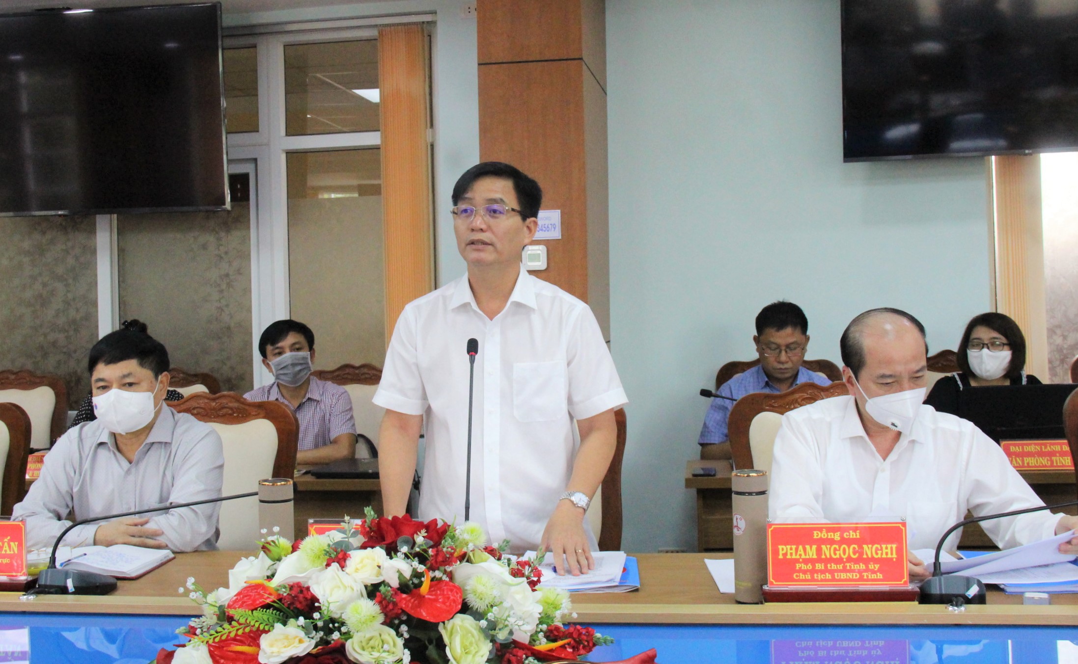 A delegation of Dak Lak Provincial Party Standing Committee meets with Buon Ma Thuot City Party Committee