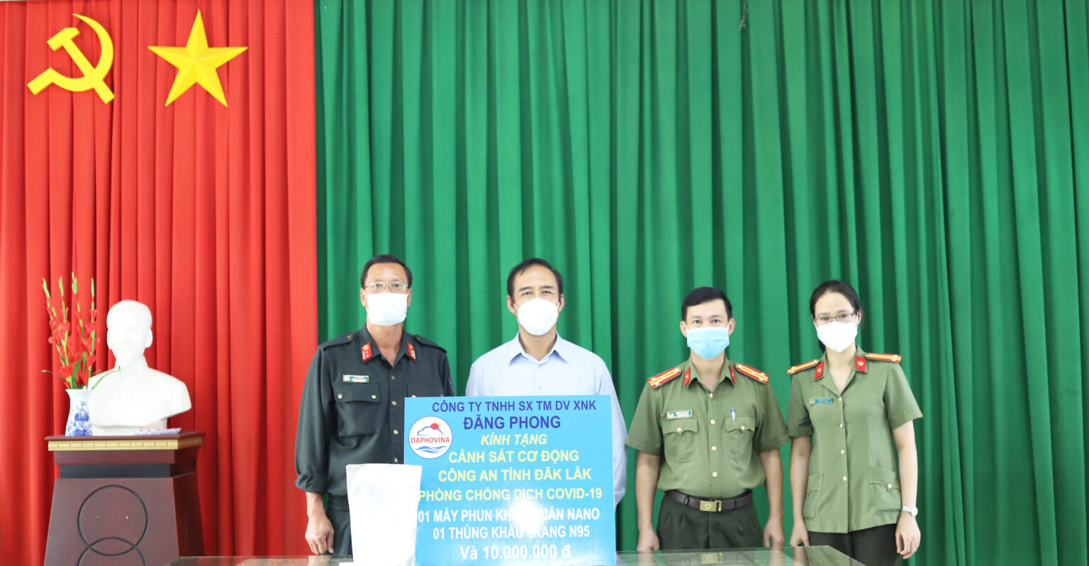 Công an tỉnh trao tặng thiết bị y tế cho tuyến đầu của ngành phòng, chống dịch COVID-19.