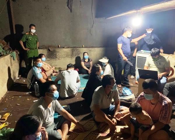 Bắt quả tang nhiều người tụ tập đánh bạc trong thời điểm giãn cách xã hội