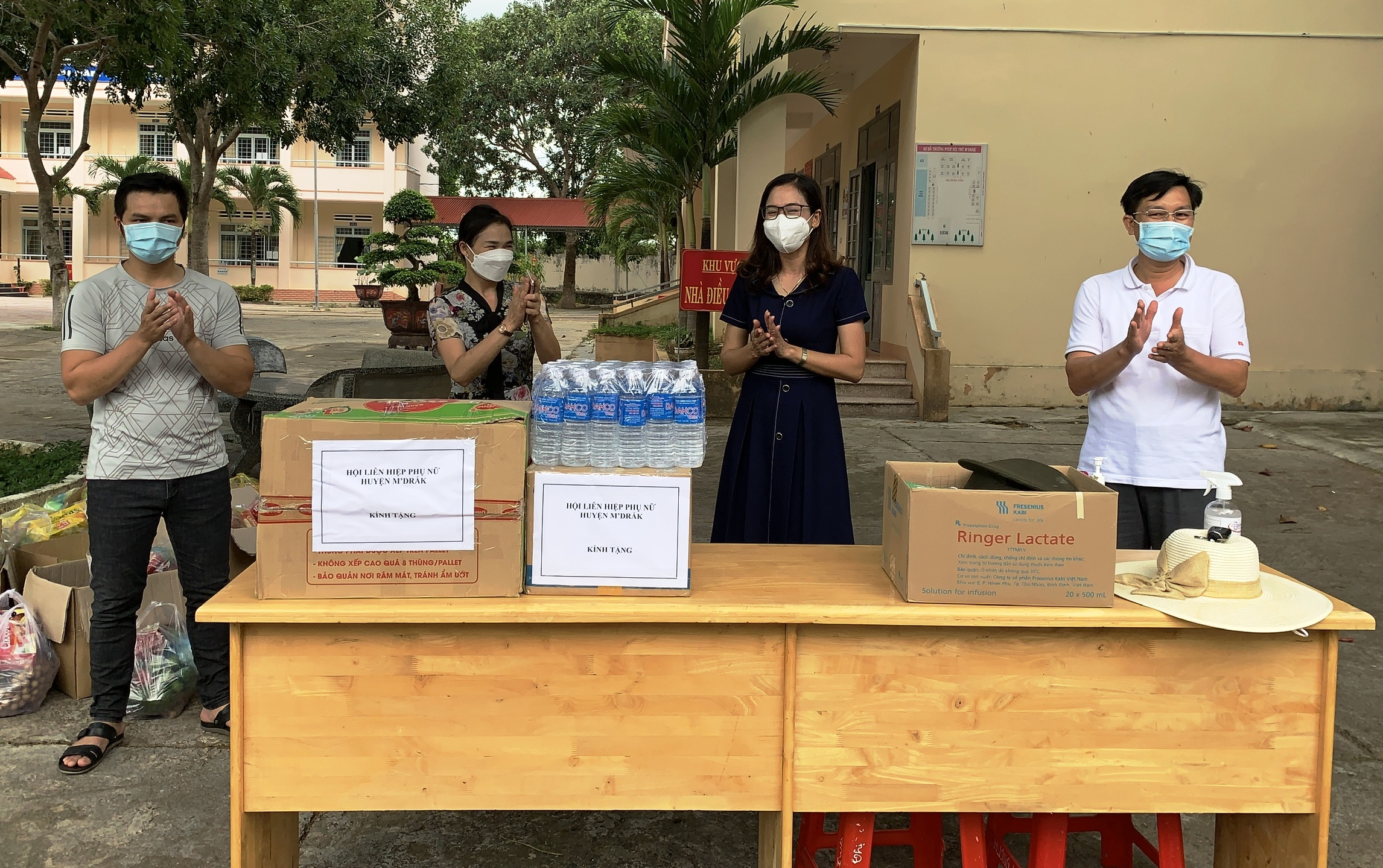 Hội Liên Hiệp phụ nữ huyện M'Drắk thăm, tặng quà các khu cách ly tập trung
