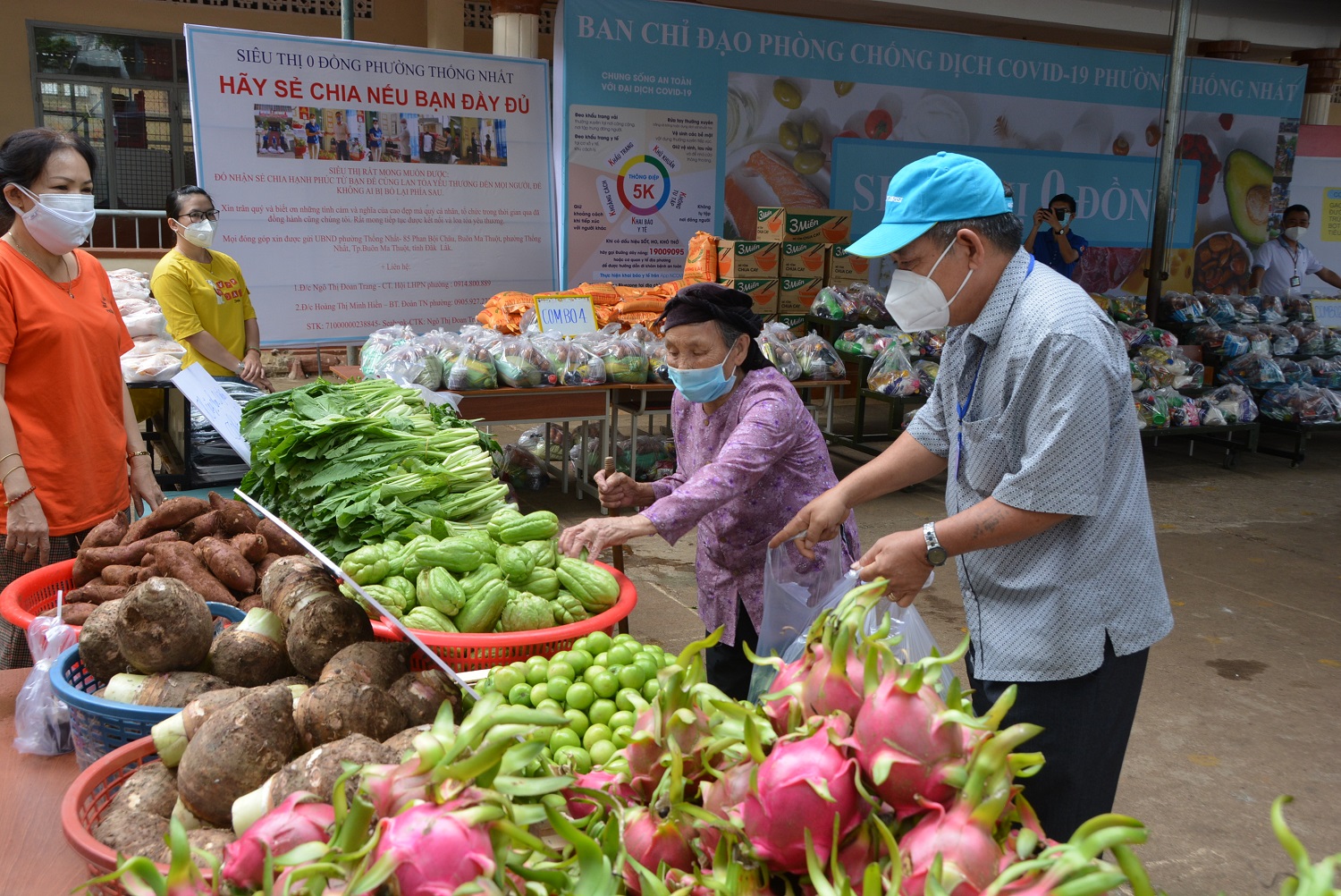 “Siêu thị 0 đồng” lan tỏa yêu thương đến bà con khó khăn trong những ngày giãn cách