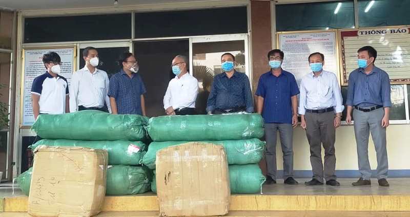 Viet Nam Fatherland Front Committee of Dak Lak Province receives medical equipment and supplies for the prevention and control of the COVID-19 epidemic