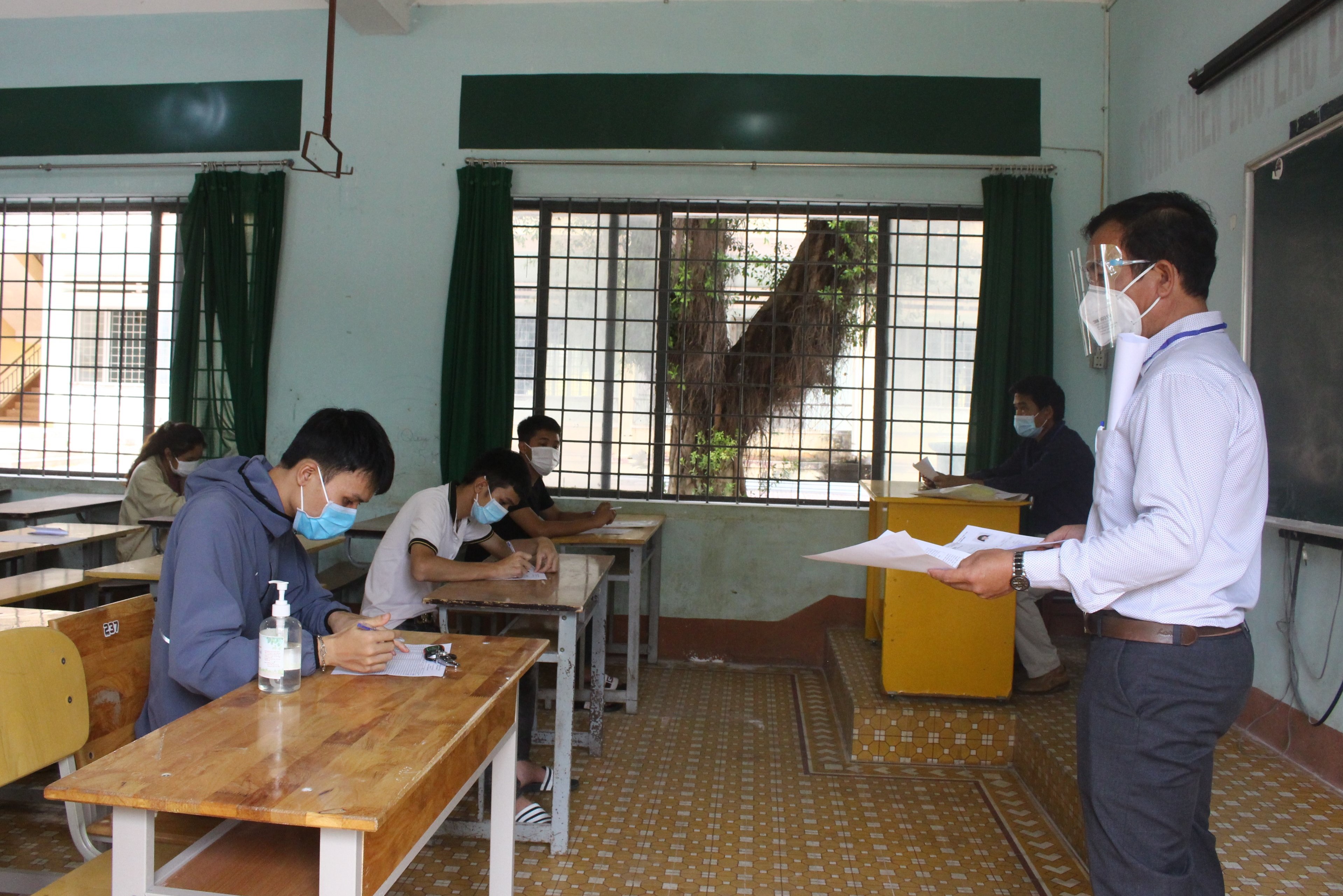 Examinees in Dak Lak Province complete exam procedures for the 2nd exam instalment of the 2021 National High School Graduation Exam