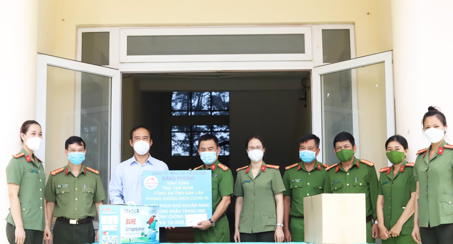 The Province’s Public Security offers medical equipment to the front line for COVID-19 prevention and fighting