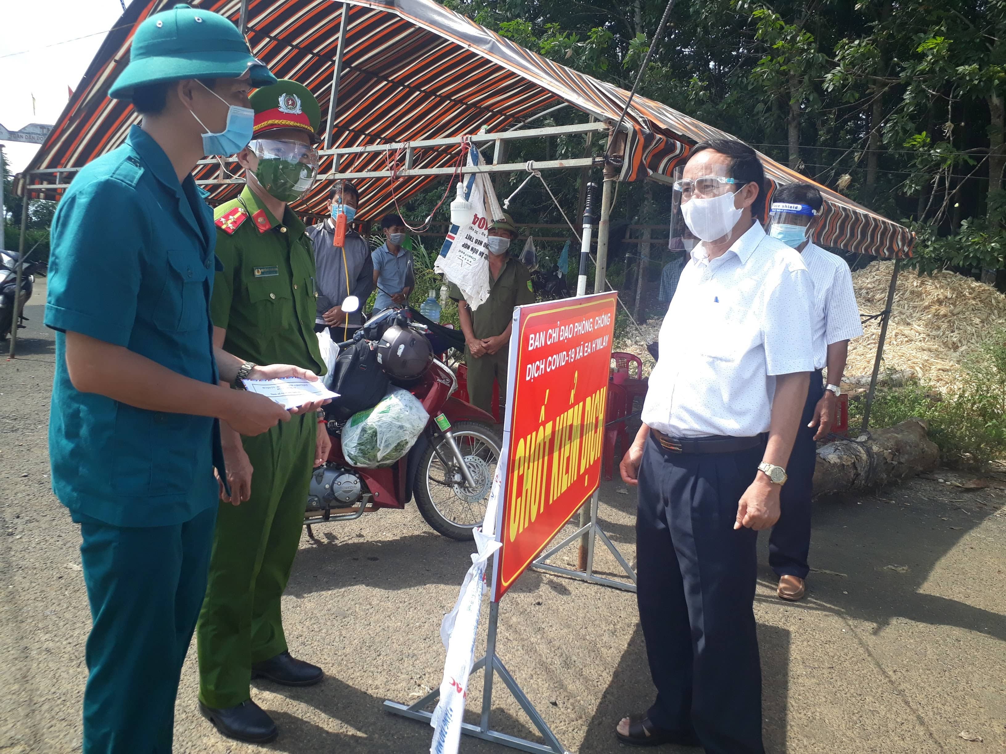 Lãnh đạo Huyện ủy M’Drắk thăm, động viên các lực lượng làm nhiệm vụ tại các chốt kiểm soát dịch Covid-19