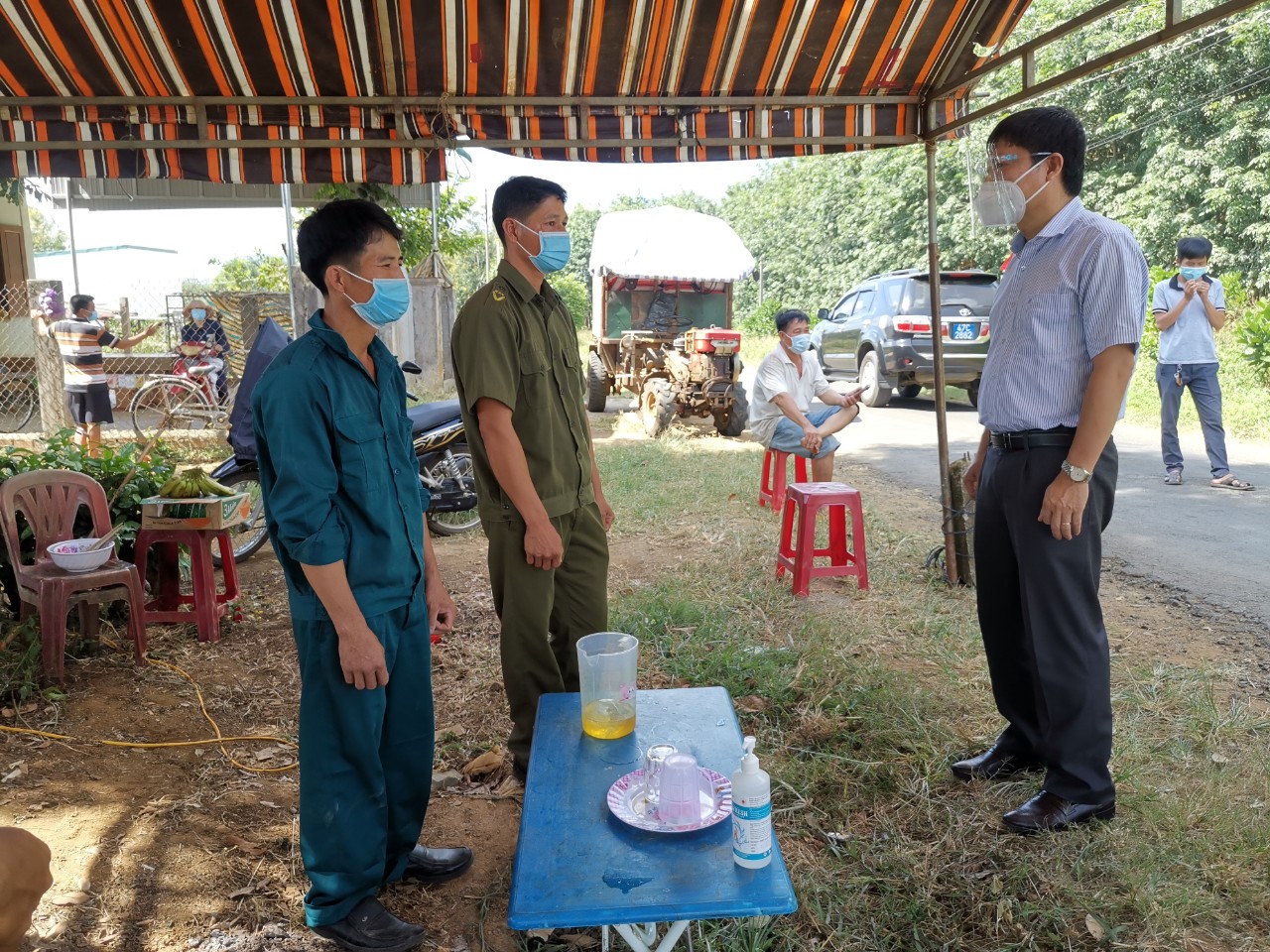Bí thư Huyện ủy M’Drắk kiểm tra, thăm và tặng quà chốt kiểm soát dịch Covid-19