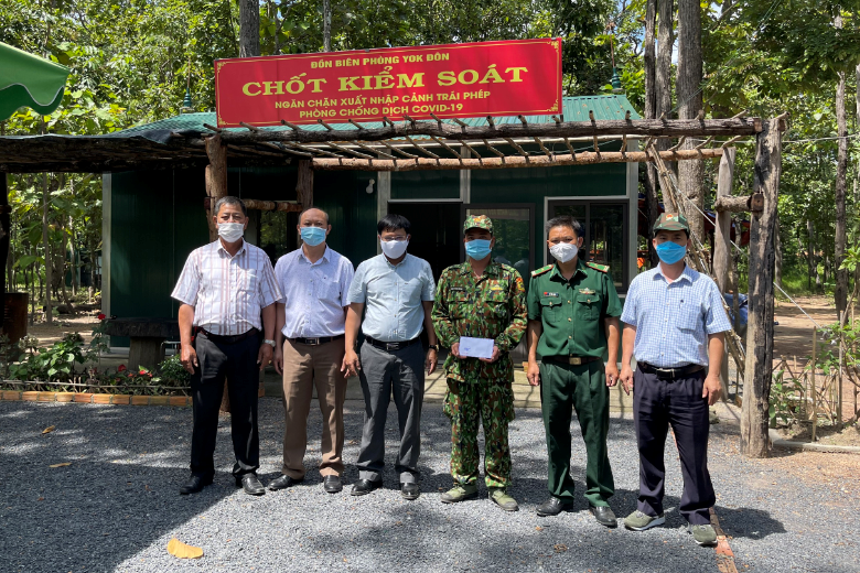 Thăm và tặng quà chốt kiểm soát phòng chống dịch COVID-19 trên tuyến biên giới