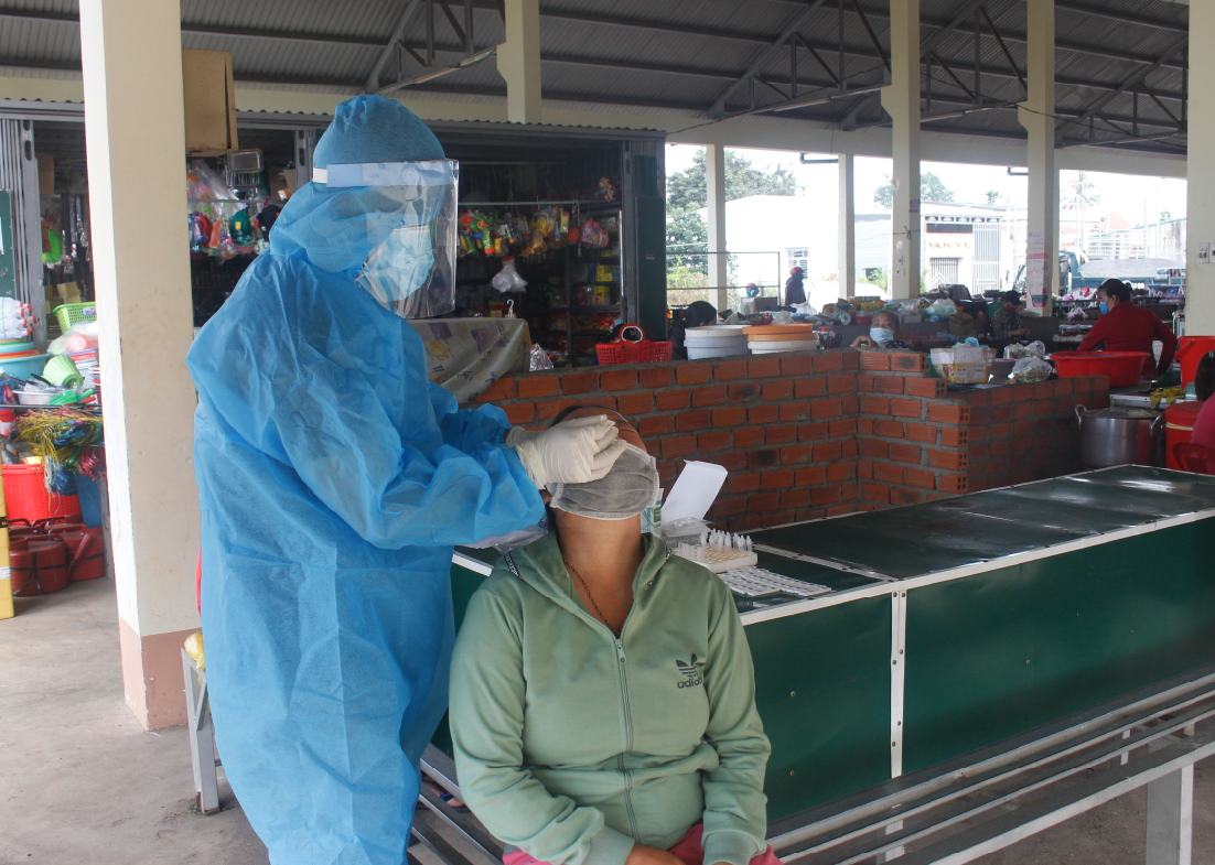 Huyện Buôn Đôn: Lấy mẫu xét nghiệm tầm soát SARS-CoV-2 ngẫu nhiên tại các chợ