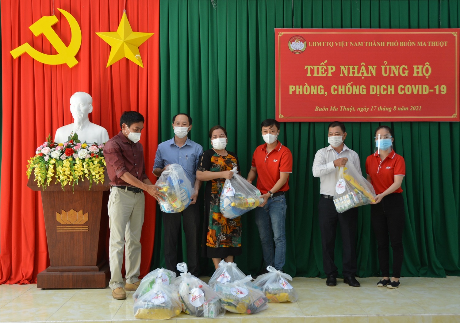 Ủy ban MTTQ Việt Nam TP. Buôn Ma Thuột tiếp nhận 200 phần quà hỗ trợ cho các hộ bị ảnh hưởng bởi dịch COVID-19