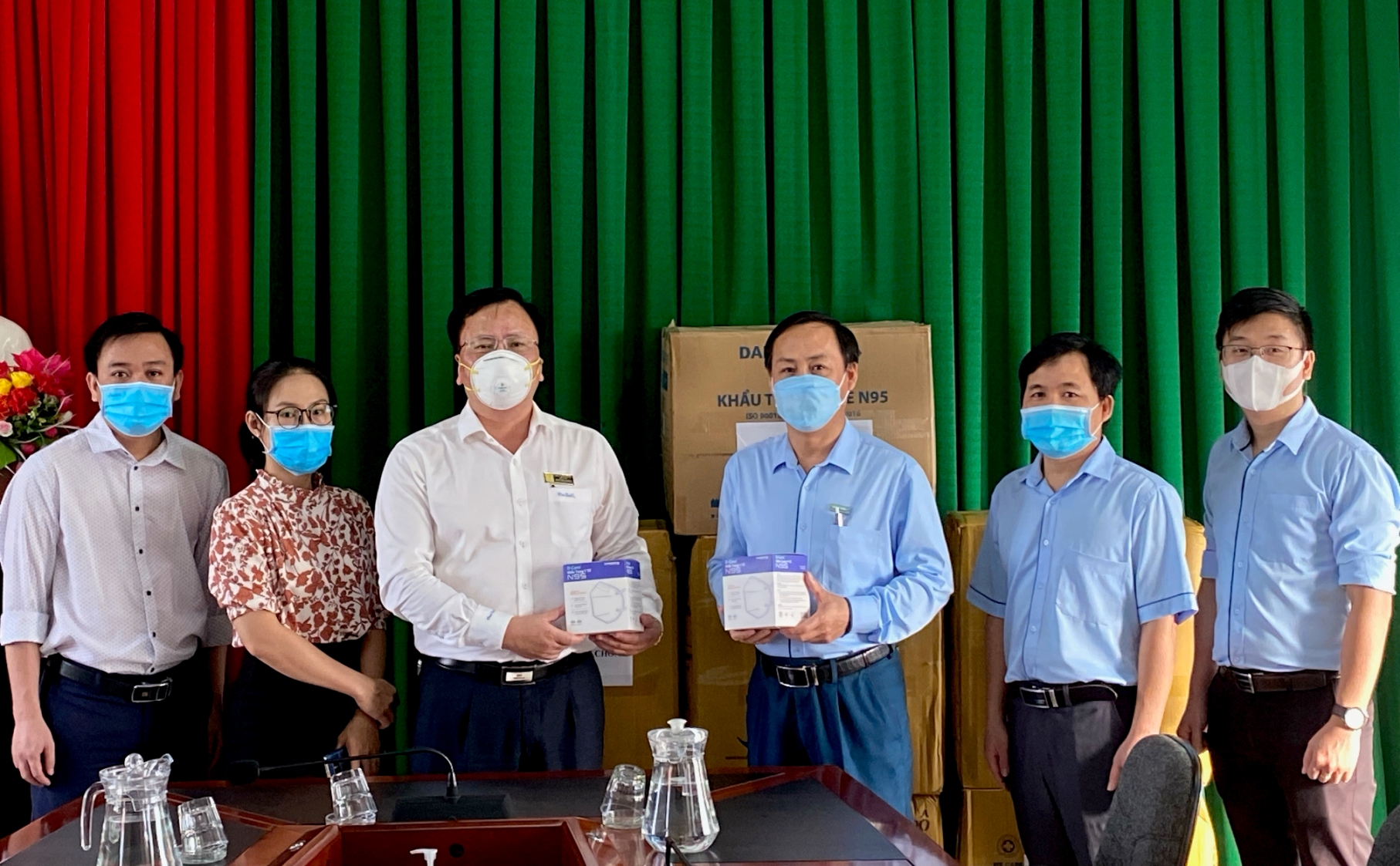 Trao tặng đồ bảo hộ, khẩu trang y tế cho tuyến đầu chống dịch