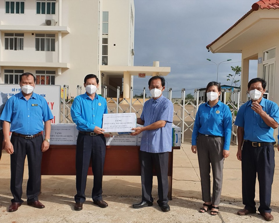 Công đoàn tỉnh Đắk Lắk tặng quà cho các cơ sở tuyến đầu chống dịch Covid-19