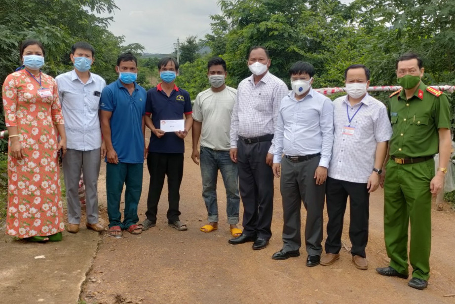Bí thư Huyện ủy Buôn Đôn thăm và tặng quà các chốt kiểm soát dịch COVID-19