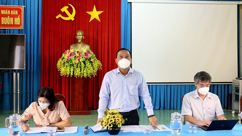 Đoàn công tác của Phó Chủ tịch UBND tỉnh Y Giang Gry Niê Knơng kiểm tra công tác phòng, chống dịch tại thị xã Buôn Hồ