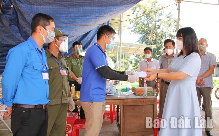 Đoàn công tác của tỉnh kiểm tra công tác phòng, chống dịch COVID–19 trên địa bàn huyện Cư Kuin