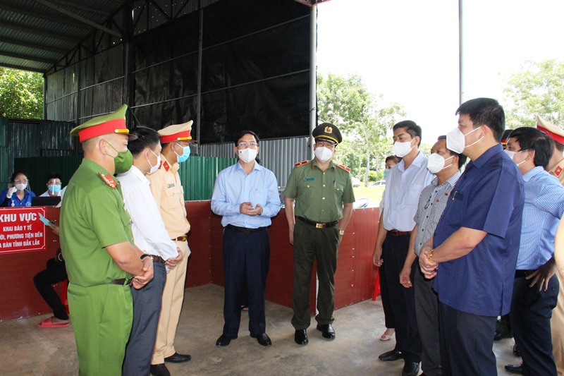 The delegation of the Provincial Party Committee works with the Party Committee of Ea H'leo District