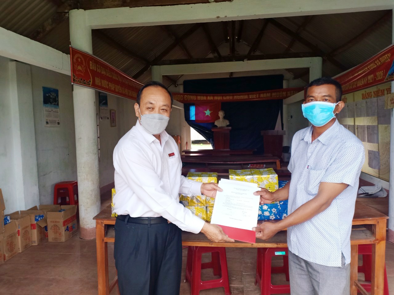 Agribank tỉnh Đắk Lắk tặng quà cho học sinh nhân dịp năm học mới 2021-2022