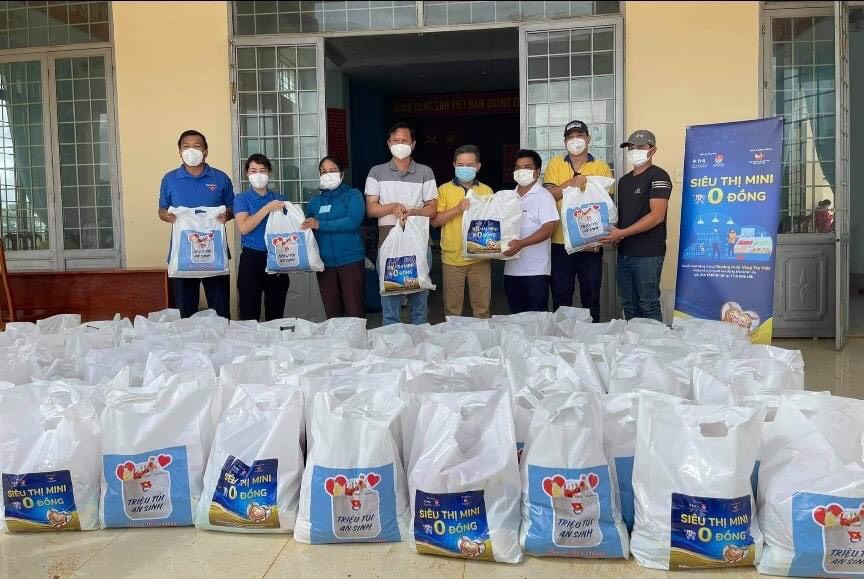 Chương trình “Triệu túi an sinh - Siêu thị mini 0 đồng”: Trao tặng 300 phần quà hỗ trợ người dân khó khăn