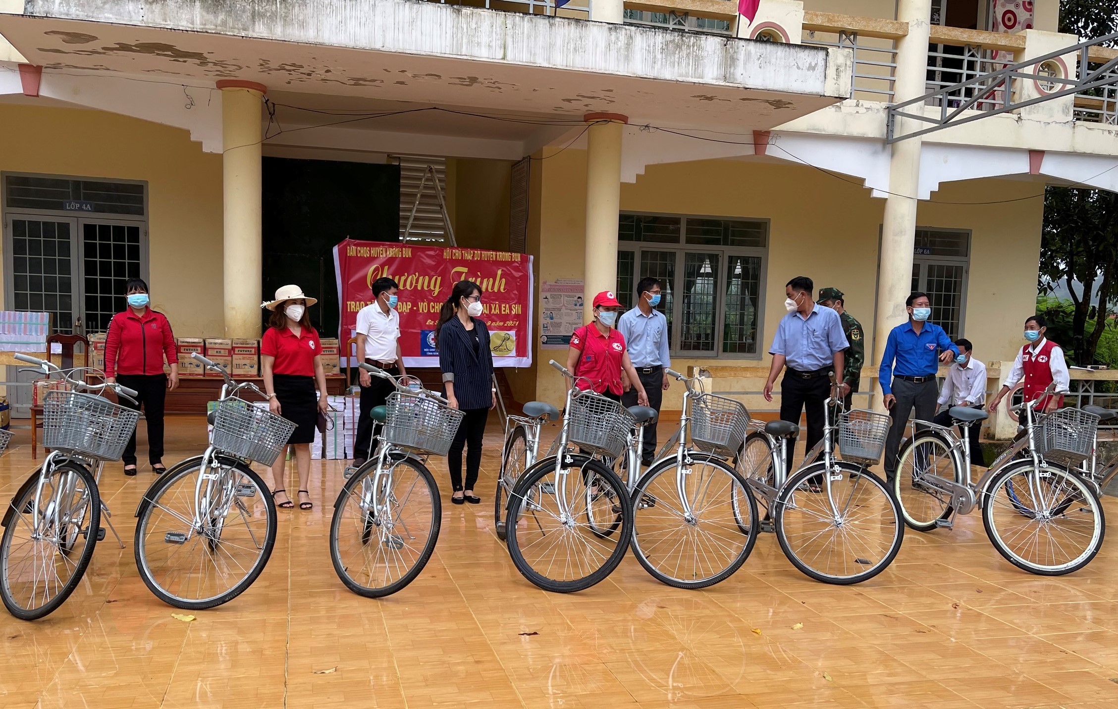 Hỗ trợ học sinh nghèo huyện Krông Búk nhân dịp năm học mới