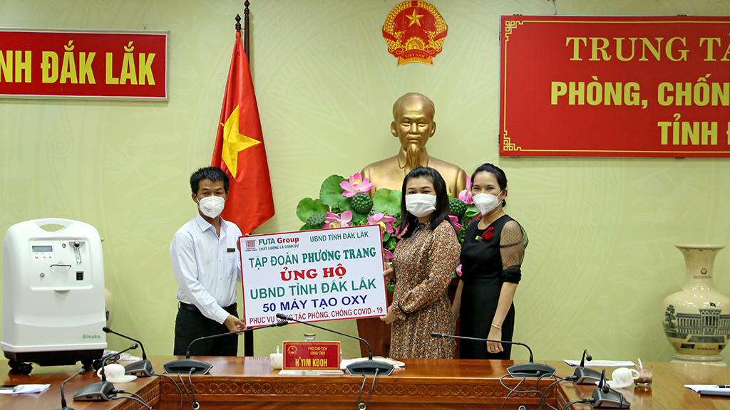 UBND tỉnh tiếp nhận thiết bị y tế hỗ trợ công tác phòng, chống dịch COVID-19