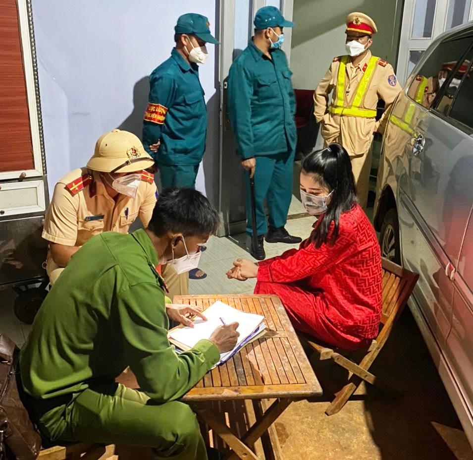 Xử phạt một tài xế điều khiển xe ô tô vượt chốt kiểm dịch Covid-19 tại huyện Krông Búk