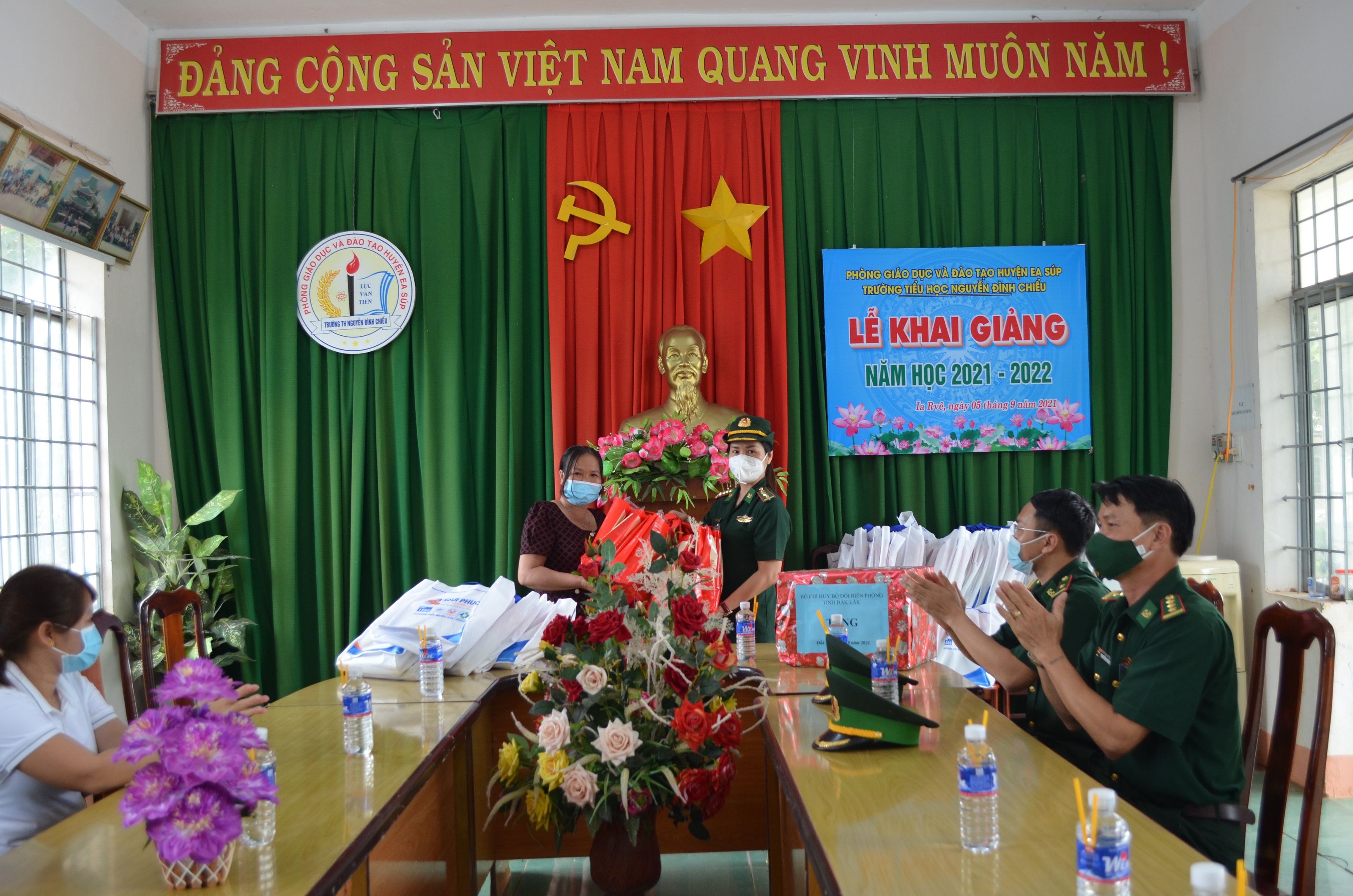 Trao tặng nhiều đồ dùng học tập, vật chất y tế cho trường tiểu học vùng biên