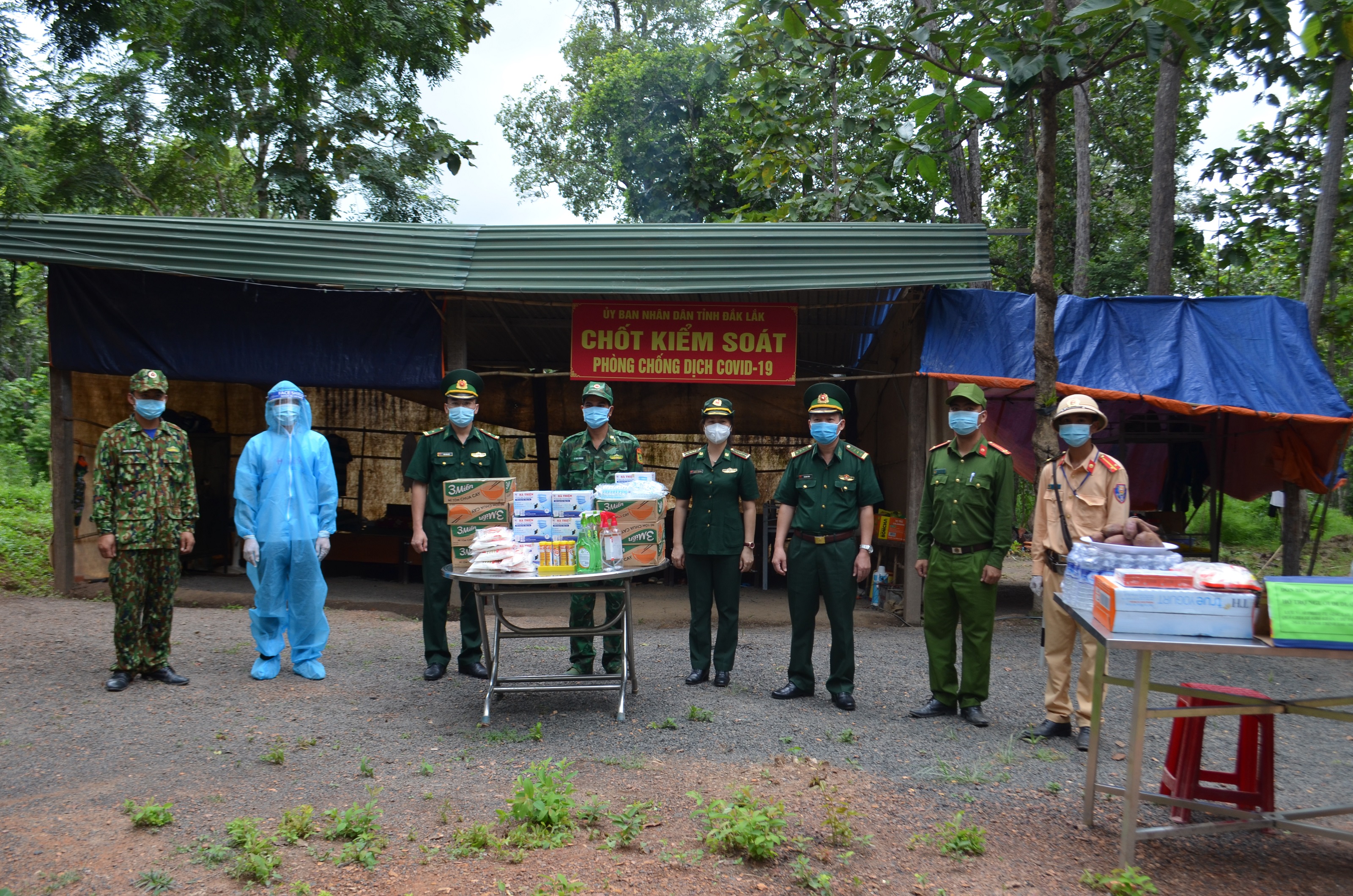 Bộ Chỉ huy Bộ đội Biên phòng tỉnh Đắk Lắk kiểm tra và tặng quà tại các chốt phòng chống dịch trên biên giới