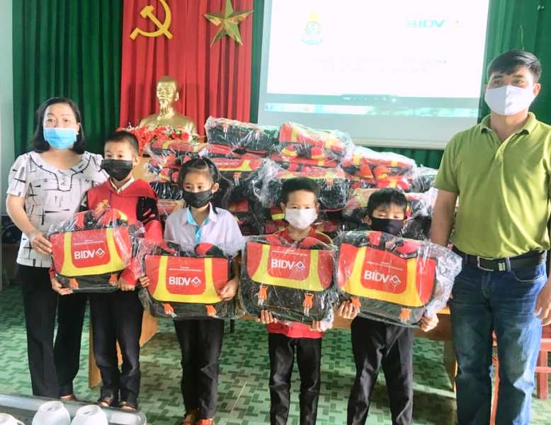 Trao tặng 500 cặp phao cứu sinh cho học sinh vùng sông nước năm học 2021-2022