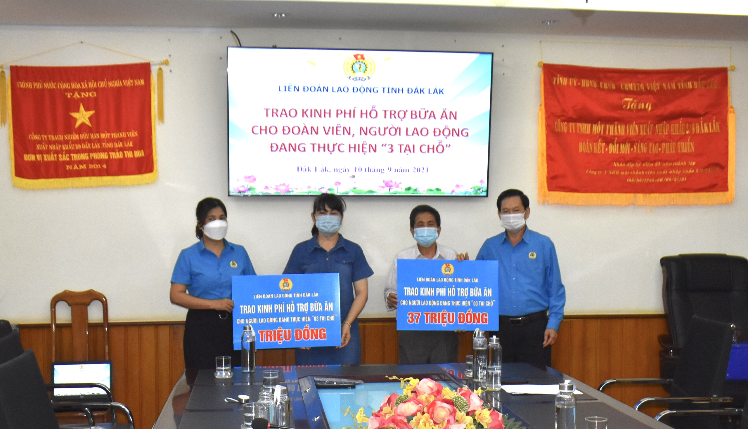 LĐLĐ tỉnh trao kinh phí hỗ trợ đoàn viên, lực lượng y tế, tham gia chống dịch Covid-19 tại TP.Hồ Chí Minh