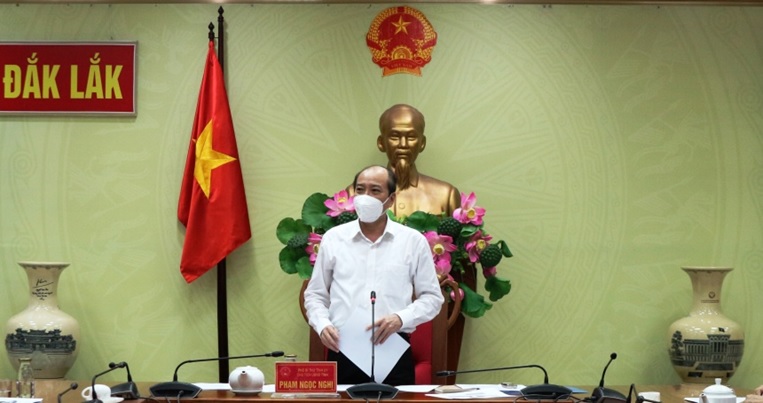 Mr. Pham Ngoc Nghi, Chairman of the People's Committee of Dak Lak Province, requires development of a new plan to cope with the COVID-19 epidemic