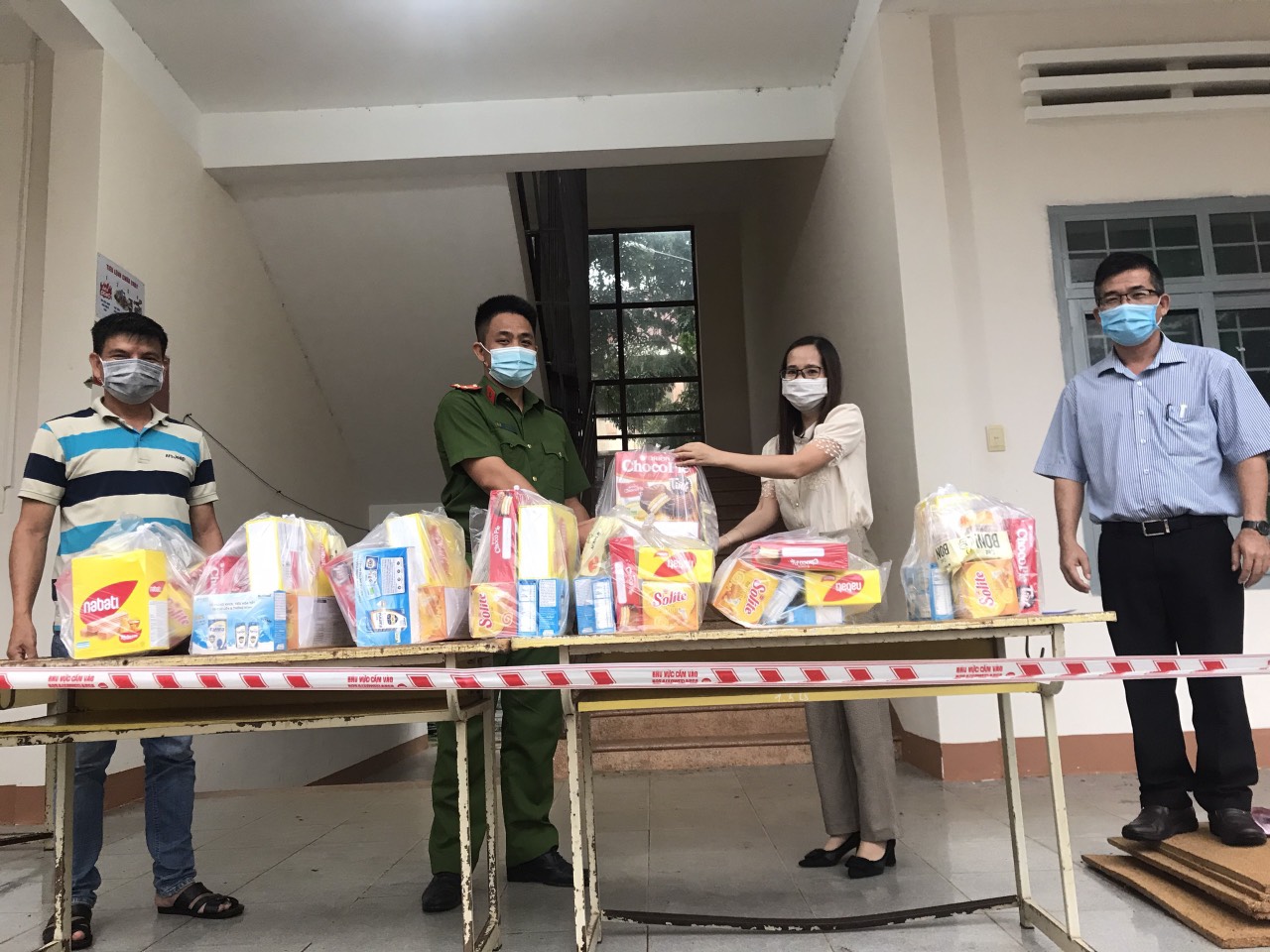 Qũy Bảo trợ Trẻ em tỉnh tặng quà cho trẻ em đang thực hiện cách ly và trẻ em bị nhiễm Covid-19