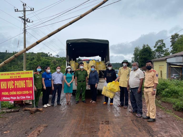 Trao 700 suất quà trung thu cho các em thiếu nhi khu vực phong tỏa xã Cư Né huyện Krông Búk