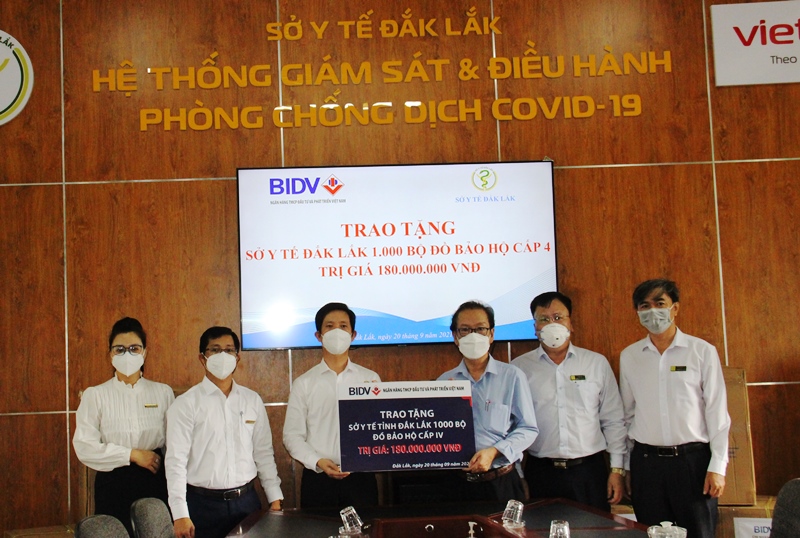 Ngân hàng BIDV Đắk Lắk trao hỗ trợ 1.000 bộ trang phục phòng chống dịch Covid-19 cho Sở Y tế