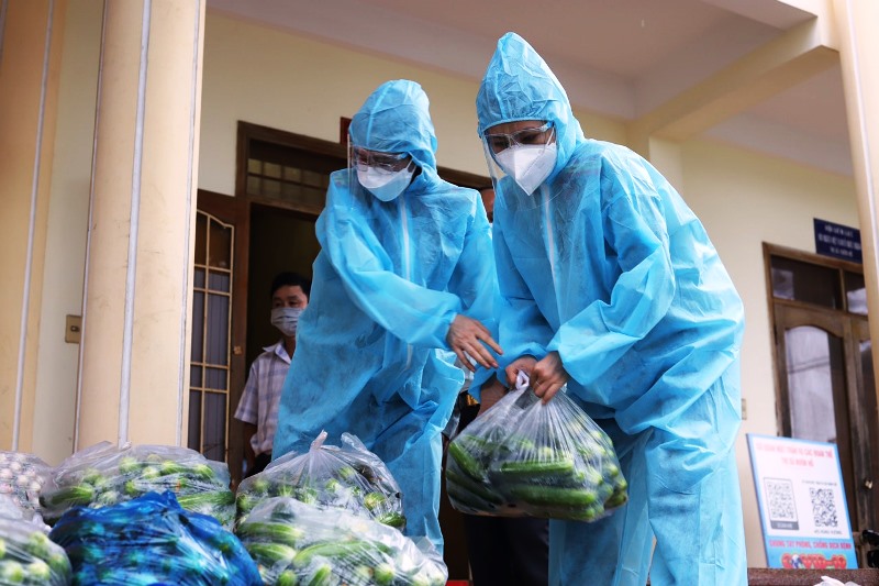 Hội Phụ nữ Công an tỉnh hỗ trợ nhu yếu phẩm cho Thị xã Buôn Hồ chống dịch Covid-19