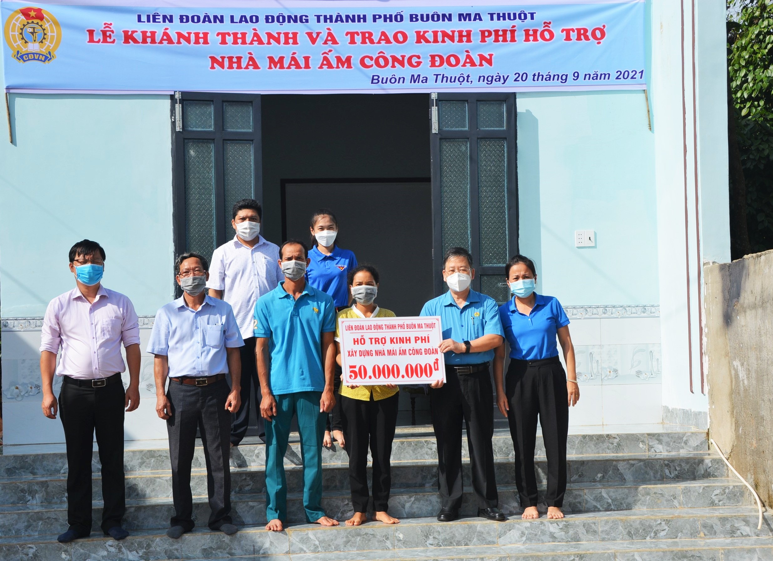 TP.Buôn Ma Thuột trao tiền hỗ trợ làm nhà 