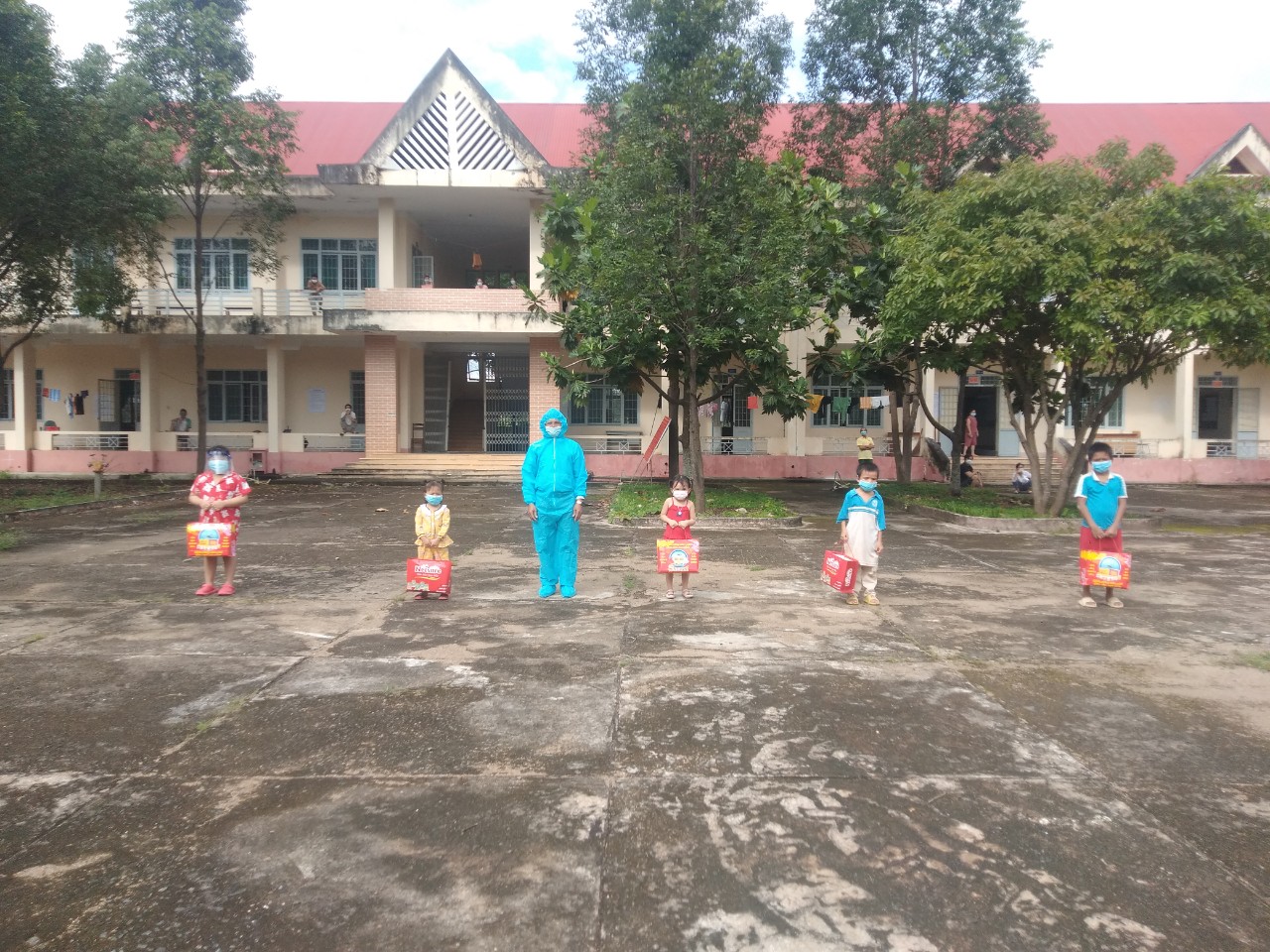 Trao tặng quà Tết Trung thu cho các cháu thiếu niên nhi đồng