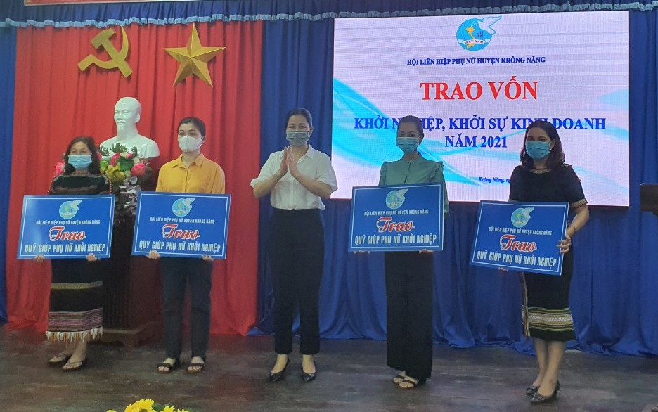 Hội LHPN huyện Krông Năng trao vốn khởi nghiệp cho phụ nữ