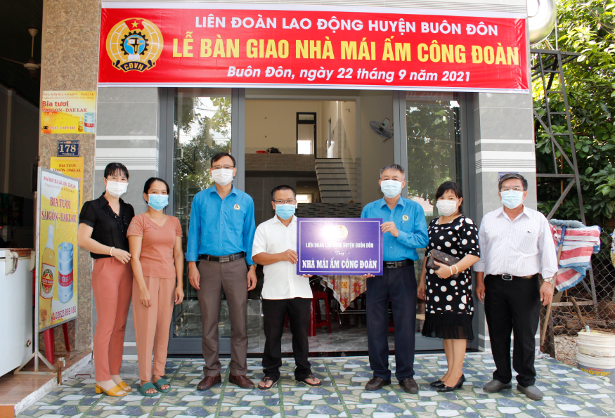 Bàn giao nhà “Mái ấm công đoàn” cho đoàn viên có hoàn cảnh khó khăn