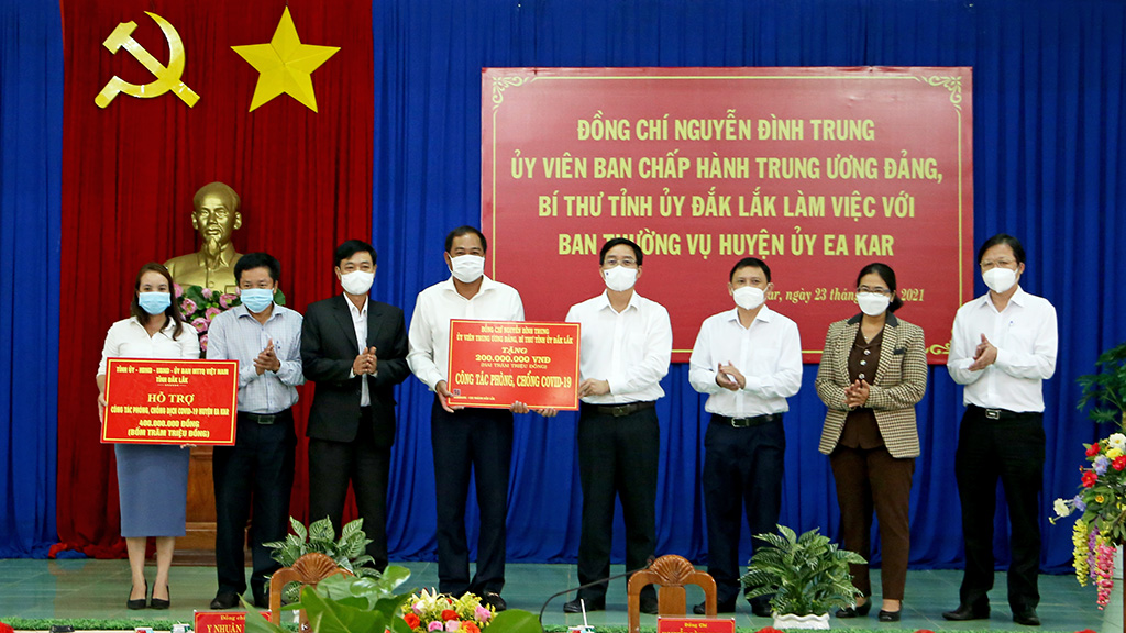 Đoàn công tác của Ban Thường vụ Tỉnh ủy làm việc với Ban Thường vụ Huyện ủy Ea Kar