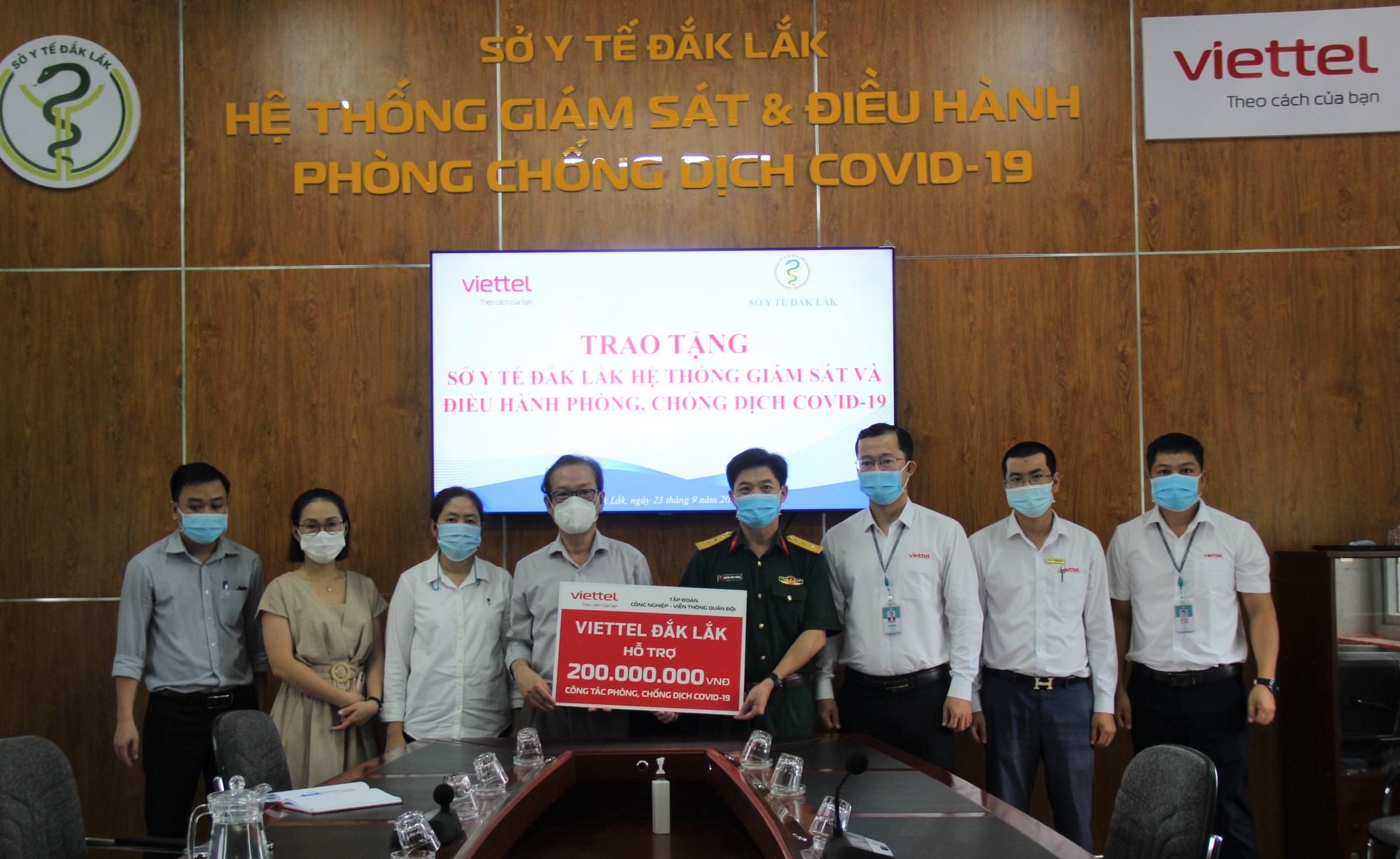 Viettel Đắk Lắk trao tặng Hệ thống giám sát và điều hành phòng, chống dịch COVID-19 cho Sở Y tế