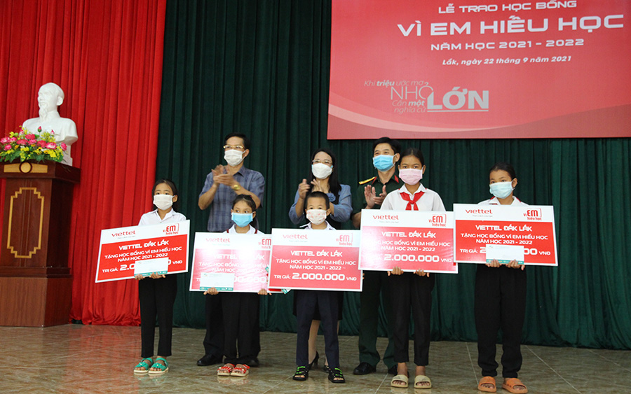 Trao học bổng “Vì em hiếu học” tặng học sinh nghèo học giỏi huyện Lắk