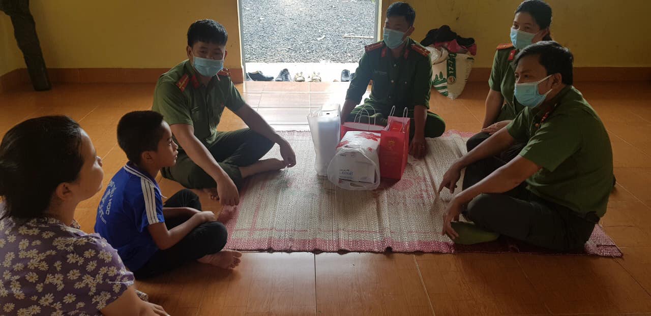 Đoàn thanh niên Công an tỉnh chung tay hỗ trợ trẻ em ở địa bàn cách ly vì Covid-19