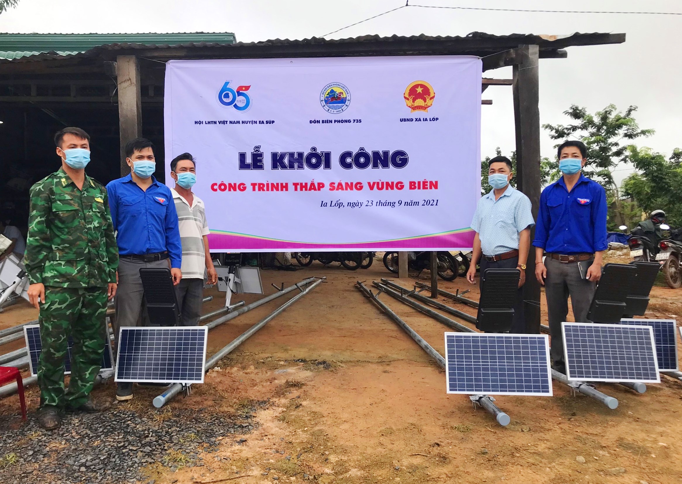 Lắp đặt công trình “Thắp sáng vùng biên” tại huyện Ea Súp