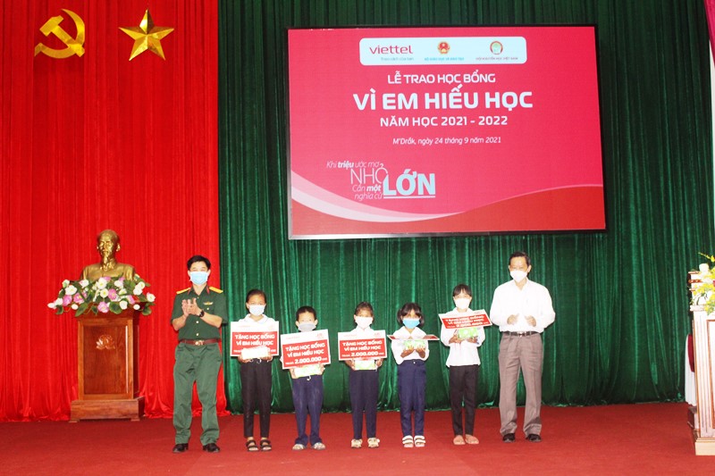Viettel Đắk Lắk trao 90 suất học bổng “Vì em hiếu học” cho học sinh huyện M’Drắk