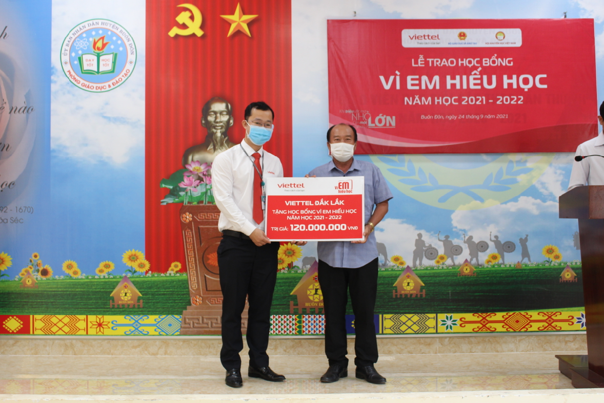 Trao 60 suất học bổng “Vì em hiếu học” tặng học sinh nghèo học giỏi huyện Buôn Đôn