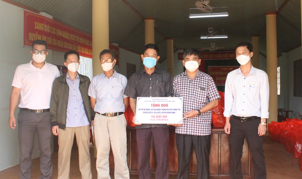 Văn phòng UBND tỉnh thăm, tặng quà buôn kết nghĩa Dliêya A (huyện Krông Năng)