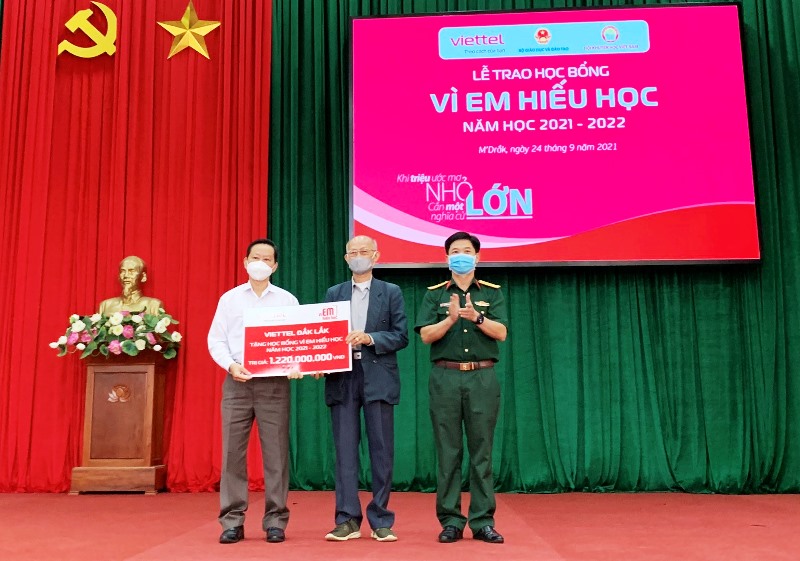 Viettel Đắk Lắk tặng học bổng hơn 1,2 tỷ đồng, miễn phí 4G cho học sinh có hoàn cảnh khó khăn